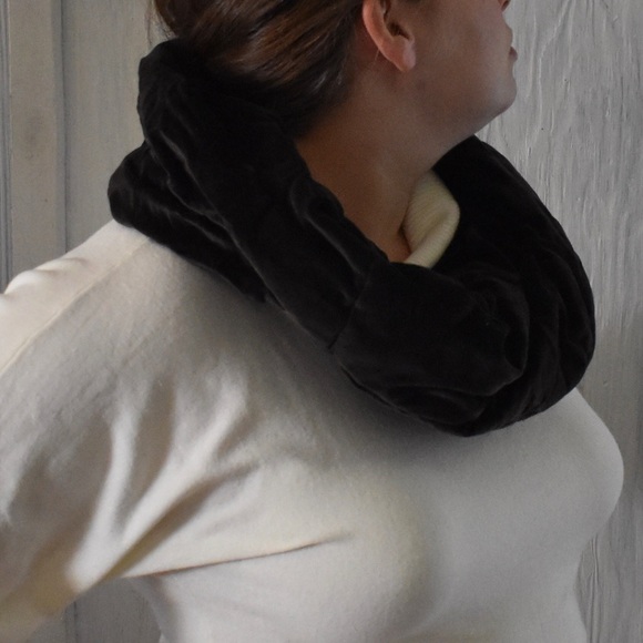 Oversized velvet infinity scarf - Picture 2 of 6
